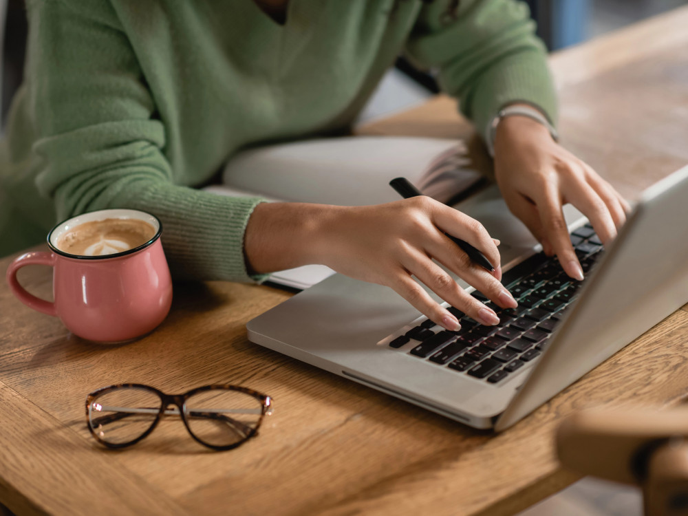 Cene padaju, tržišta se ljuljaju, a svet paradira - pet stvari za danas