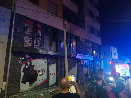 U Valjevu demonstranti zapalili prostorije SNS i demolirali zgradu gradske uprave