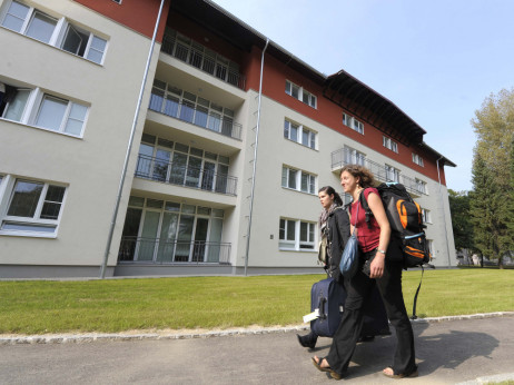 Zašto mladi u Srbiji napuštaju roditeljski dom tek posle 30. godine