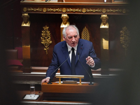Bayrou pod pritiskom, berza u padu