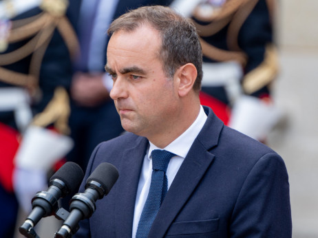 Novi francuski premijer uživa podršku iza zatvorenih vrata, ali ga prati teret Macrona