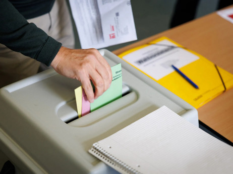 Na Kosovu i Metohiji se održavaju vanredni parlamentarni izbori