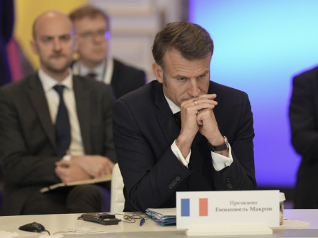 Nova glavobolja za Macrona, dok Francusku drma kriza