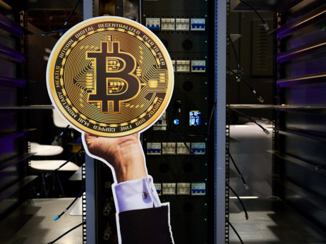 Bitcoin se bori da pronađe zamajac posle istorijskog pada