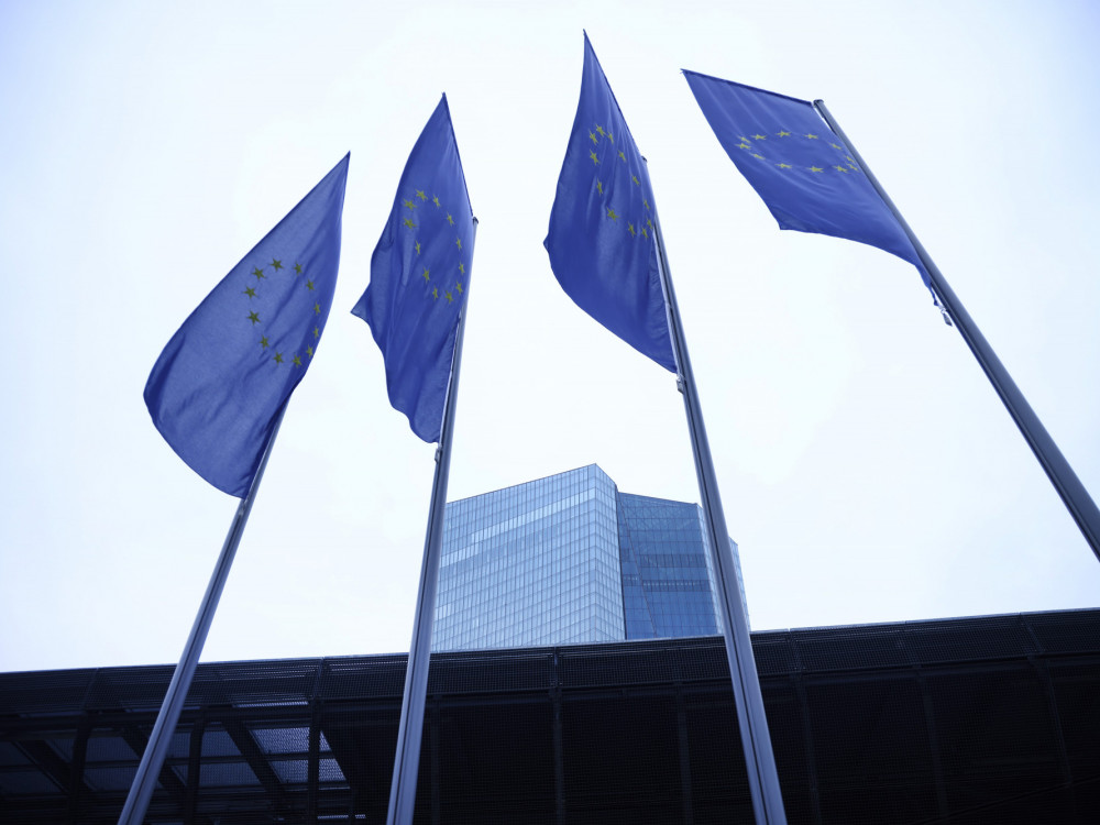 ECB će zadržati kamatne stope na dva odsto u naredne dve godine, ukazuju ankete