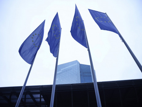 ECB će zadržati kamatne stope na nivou od dva odsto u naredne dve godine, ukazuju ankete