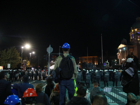 Tenzije ispred Skupštine Srbije: policija razdvajala dve suprotstavljene grupe građana