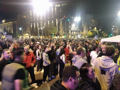 Ispred Skupštine Srbije skupovi podrške vlasti i Dijani Hrki, a između kordon