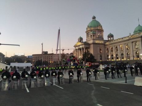 Ispred Skupštine Srbije skupovi podrške vlasti i Dijani Hrki, a između kordon