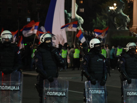 Ispred Skupštine Srbije skupovi podrške vlasti i Dijani Hrki, a između kordon