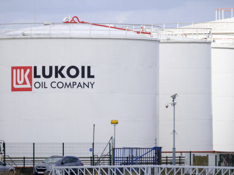 Lukoilov trgovački sektor naftom otpušta zaposlene pred uvođenje sankcija