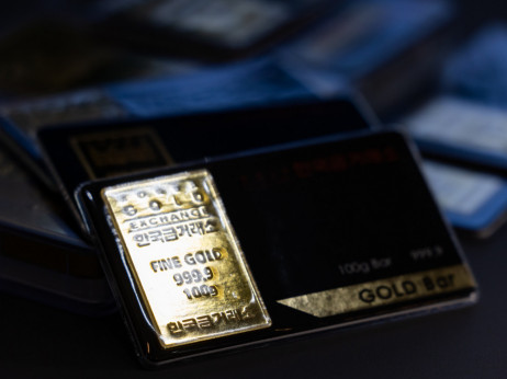 Zlato raste, dok zastoj u podacima stvara neizvesnost u SAD