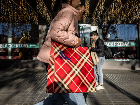 Crni petak u Srbiji obojen iluzijom, lažnim popustima i manipulacijom