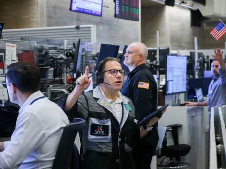 Akcije pred poništavanjem novembarskih gubitaka, dolar slabi