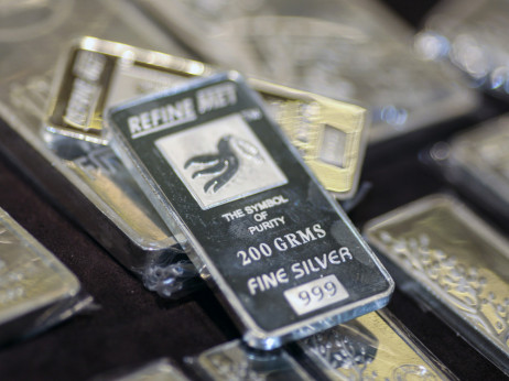 Srebro juri ka novom rekordu uz snažne prilive u ETF-ove