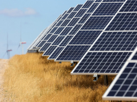 Svetovne solarne instalacije bodo leta 2026 doživele prvi padec v zgodovini