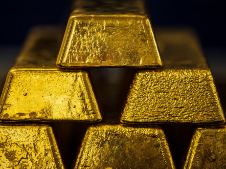 Zlato dostiže rekord zbog rizika po nezavisnost Feda i nemira u Iranu