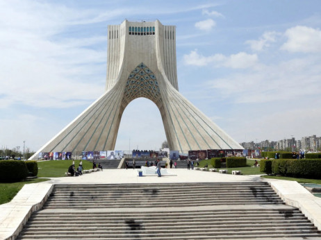 Trump obećava carinu od 25 odsto za zemlje koje posluju s Iranom