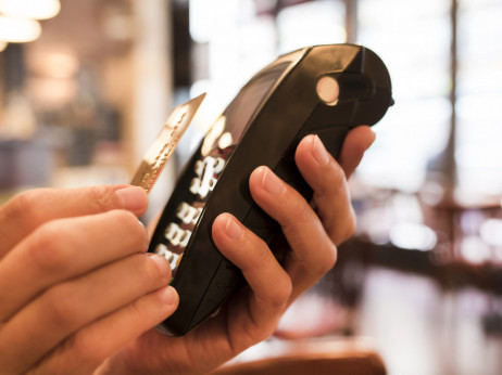 Srbija se udaljava od keša: šest od deset građana plaća beskontaktno