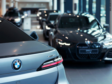 Akcije evropskih proizvođača automobila padaju zbog najnovijih Trumpovih pretnji carinama