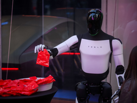 Tesla planira prodaju humanoidnih robota već 2027, poručuje Musk iz Davosa