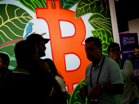 Bitcoin ispod 72.000 dolara, dok tržište prolazi kroz krizu poverenja