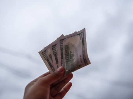 Šta slabiji dolar znači za privredu