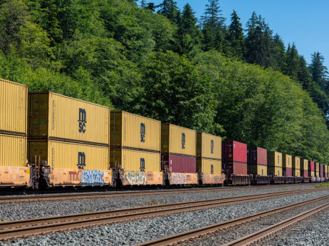 Trump na meti kritika zbog carina Kanadi dok rastu strahovi pred izbore