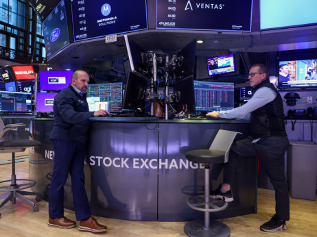 Akcije pale kako slabi apetit za rizikom, zlato odskočilo