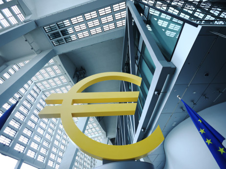 Evro tone ka mesečnom minimumu dok tenzije s Iranom jačaju dolar