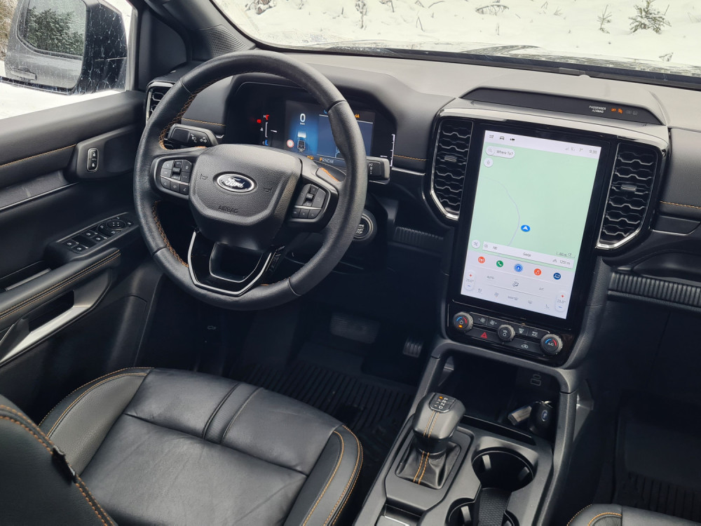 V kabini so kljub velikem zaslonu na dotik, smiselno digitalizacijo združili s klasičnimi stikali.