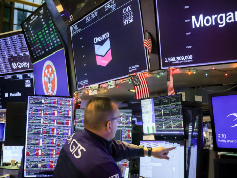 Akcije padaju zbog AI-ja i straha od carina, dok obveznice rastu