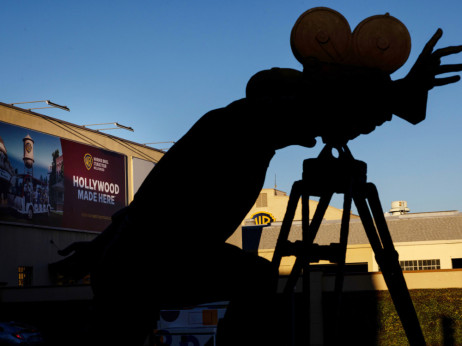 Warner Bros. beleži pad prihoda i dobiti usred nadmetanja za preuzimanje