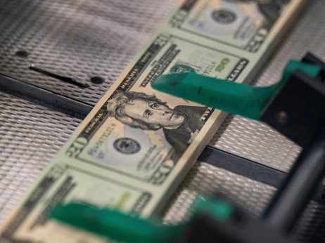 Dolar oslabio zbog rata, nafta se smiruje, a akcije rastu