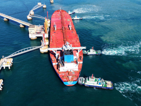 Trump nudi zaštitu tankerima dok Iran preti: „Ni kap nafte kroz Ormuski moreuz“, cena može na 200 dolara