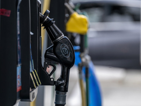 Vlada posegla v trošarine; koliko boste plačali na črpalki?