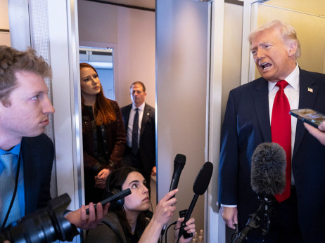 Трамп ги одложи нападите врз електроцентралите до 6 април, вели преговорите со Иран одат многу добро