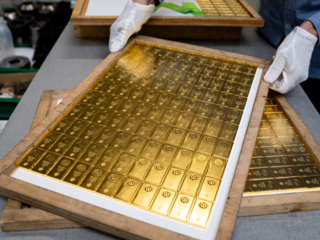 Zlato u padu dok poskupljenje nafte izaziva strah od rasta kamatnih stopa