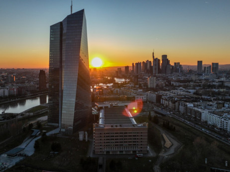 Ekonomisti očekuju da će ECB zadržati kamatne stope do početka 2028, u raskoraku sa tržištima