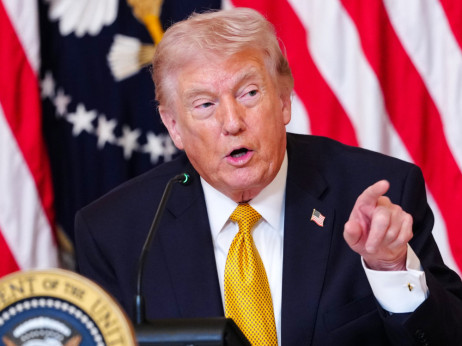 Trump traži pomoć oko Ormuskog moreuza i preti novim napadima na Harg