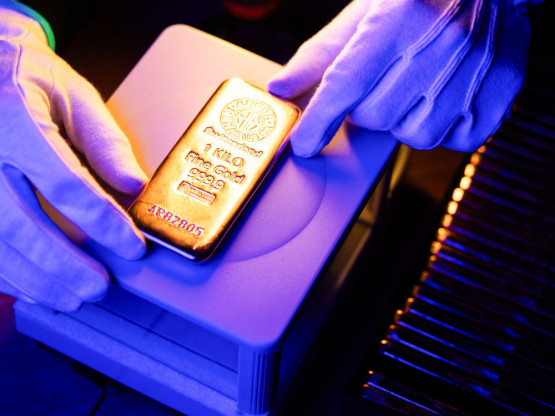 Cena zlata pada sedmi dan zaredom