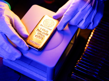 Zlato u najdužem padu od 2023, nafta i rat odlažu pad kamata