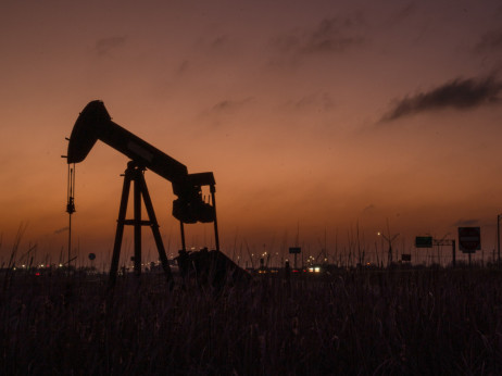 Cene nafte padaju dok SAD i Izrael nastoje da ublaže zabrinutost zbog rata sa Iranom