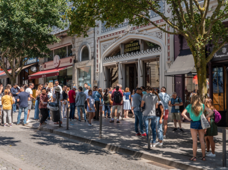 Svet su preplavili turisti. Ko treba da plati cenu?