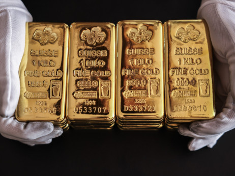 Zlato jača nakon izjava čelnika Feda i spekulacija o Trumpovom mogućem izlasku iz rata