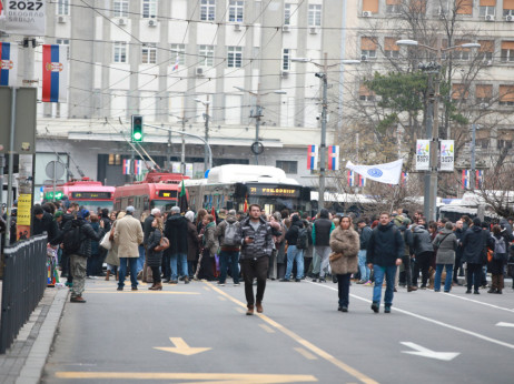 Policija se povukla sa Trga Republike u Beogradu, građani se vratili ka Rektoratu
