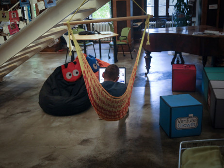 Precenjene plate u Srbiji koče novo zapošljavanje