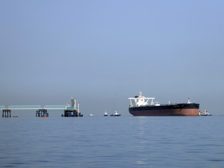 Три супертанкери за нафта се чини дека се движат низ Ормуз