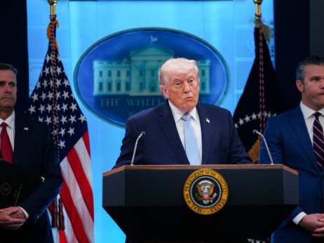 Trump uporan da se Ormuz otvori, dok pojačava pretnje Iranu