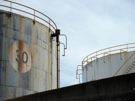 Берзански преглед: Нафтата со најголем пад во шест години, индексите растат